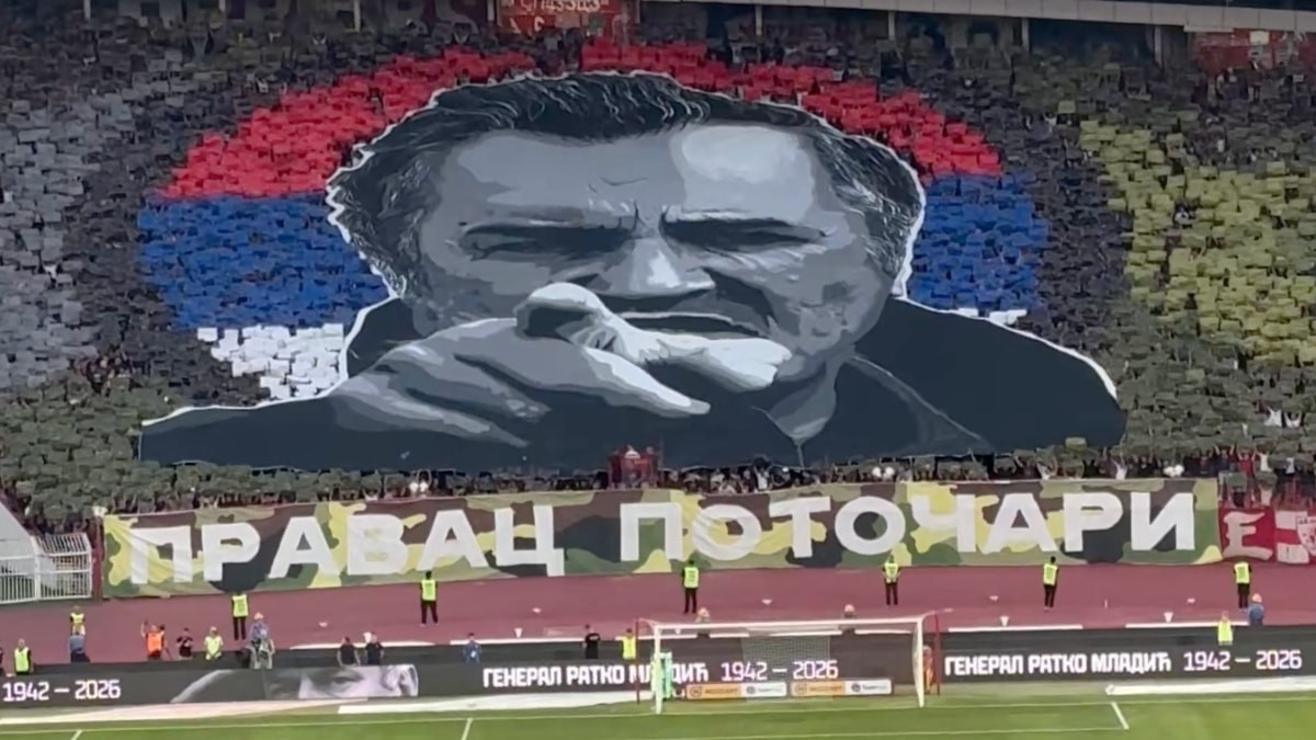 Sırbistan'da Kızılyıldız tribünlerinden 'Bosna Kasabı' için özel koreografi ve hürmet duruşu