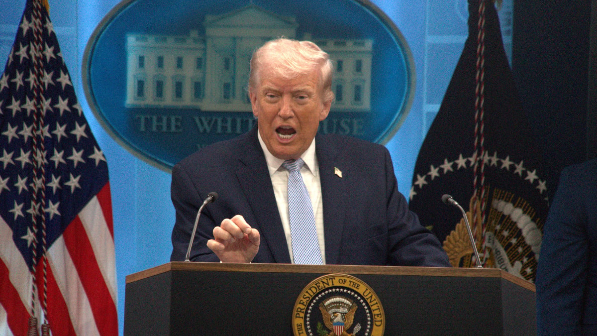 Trump'tan Kanada'ya: Milyonlarca insanı denetimsiz halde ülkeye alarak kendini yok ediyor