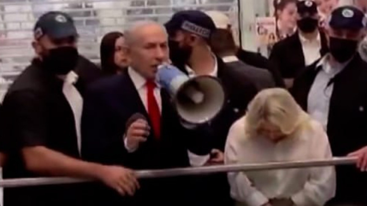 Binyamin Netanyahu megafonu eline aldı, partisi için AVM'dekilerden oy istedi
