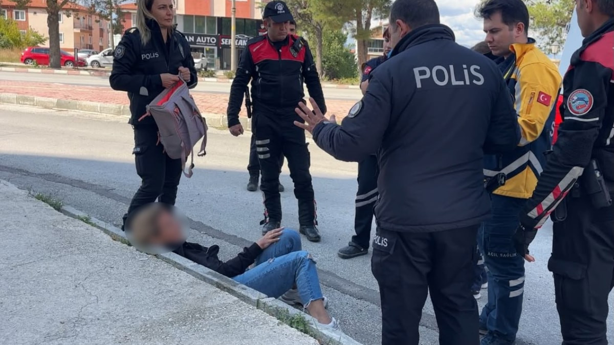 Burdur'da yoldan geçen araçların önüne atladı, polis gruplarına güç anlar yaşattı