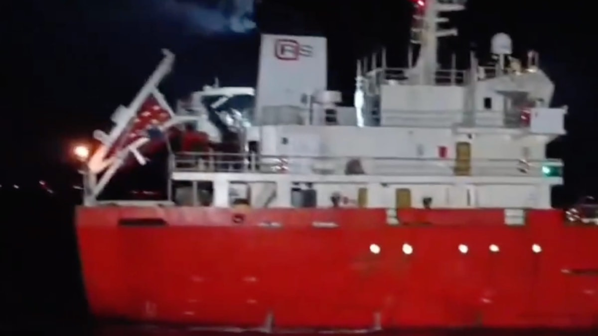 Çanakkale Boğazı'nda arızalanan tanker inançlı bölgeye çekildi