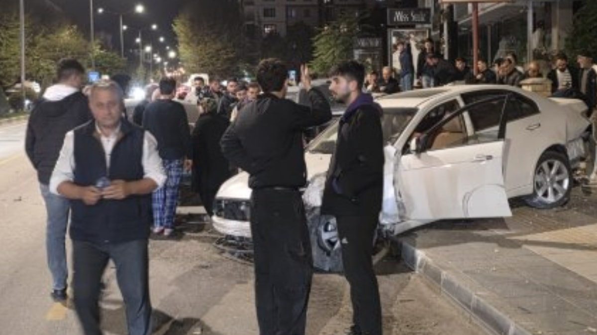 Çorum'da iki araba çarpıştı: 4 yaralı