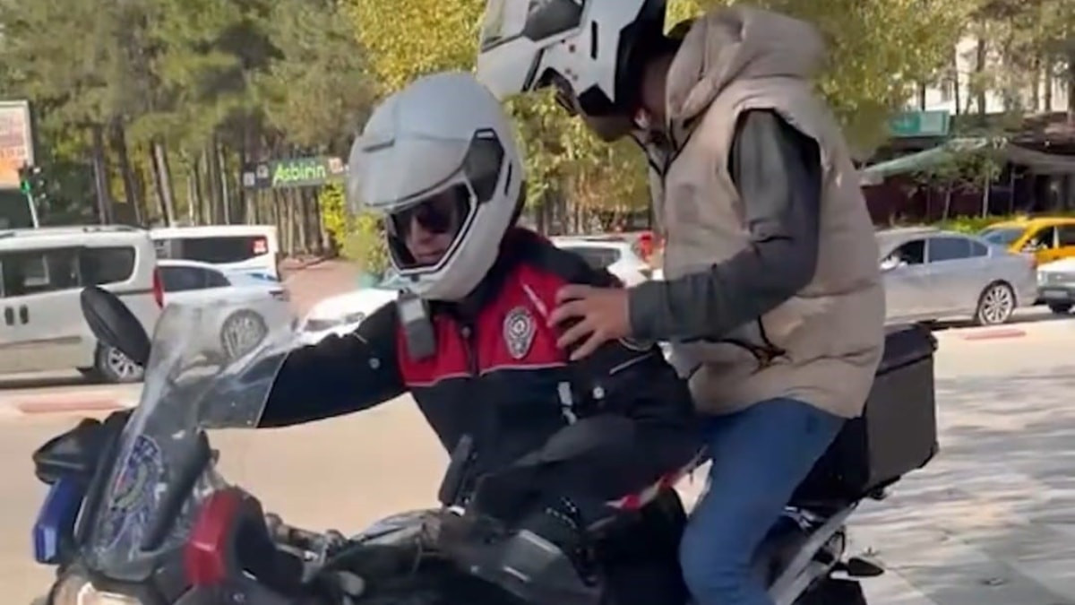 Elazığ'da nefes kesen anlar: İmtihana geç kalanları polis yetiştirdi