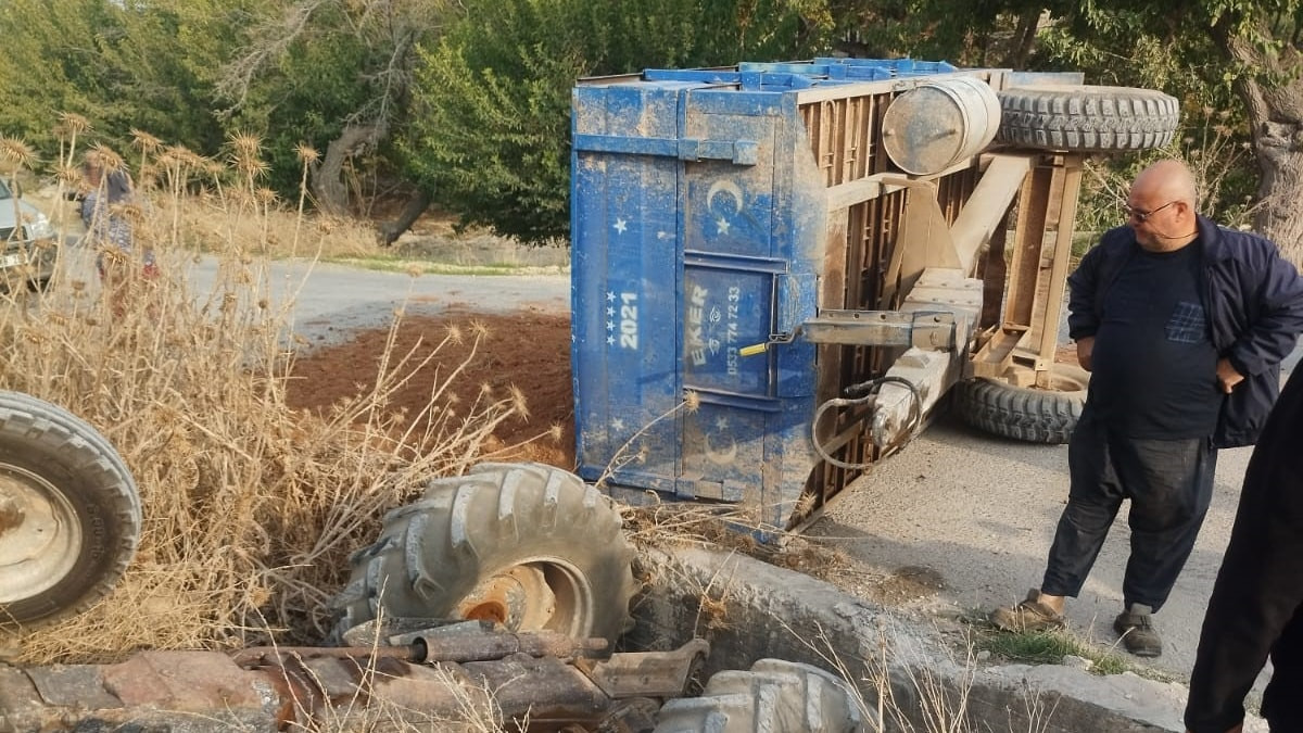 Gaziantep'te toprak yüklü traktör dereye uçtu: 1 yaralı