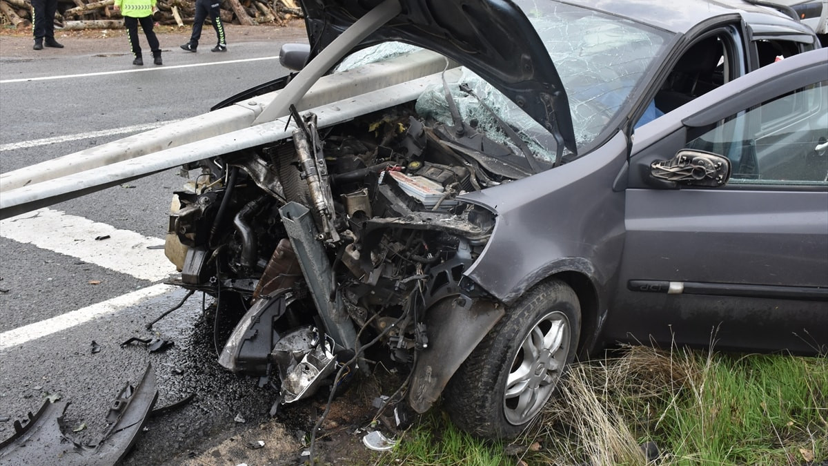 Gümüşhane’de araba bariyere çarptı: 1 meyyit 4 yaralı