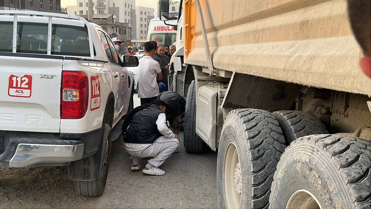Hatay'da motosiklet şoförünün öldüğü kazada meraklı kalabalık dikkat çekti