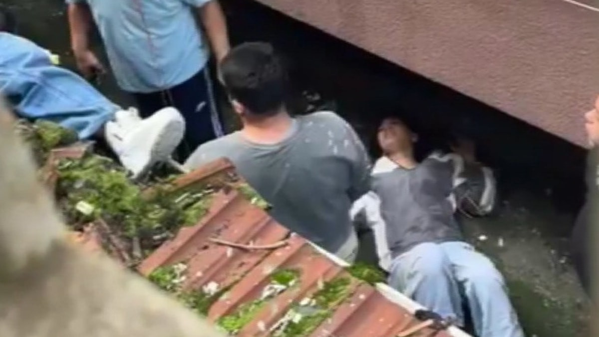 İstanbul'da çarşaf sarkıtarak konuttan kaçan 2 genç kız, 3'üncü kattan düştü
