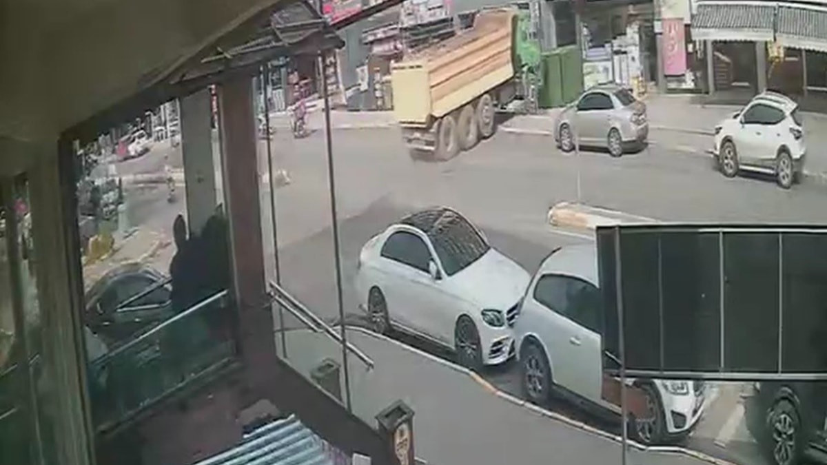 İstanbul'da hafriyat kamyonunun eczaneye daldığı anlar kamerada