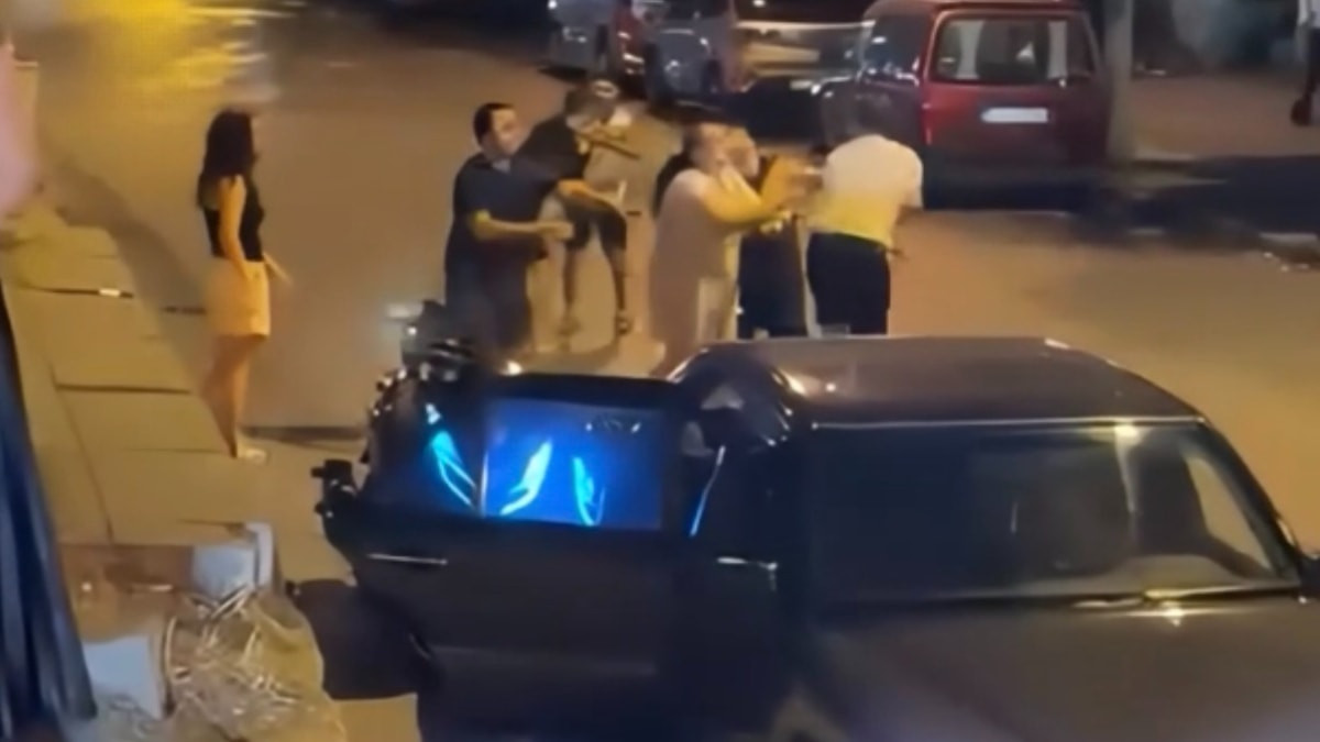 İstanbul'da trafik hengamesi: Küfredince tekme yumruk birbirlerine girdiler