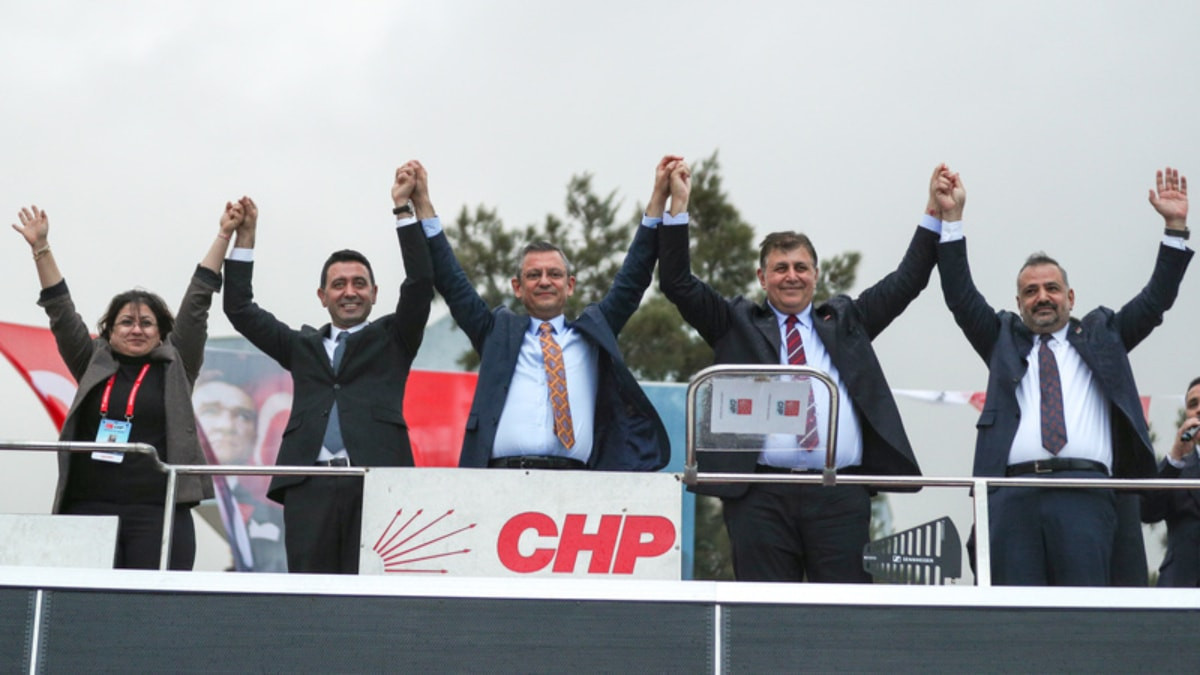 İzmir'de CHP'li belediye liderleri AK Parti'ye katıldı: Muhalefette Özgür Özel'e reaksiyon