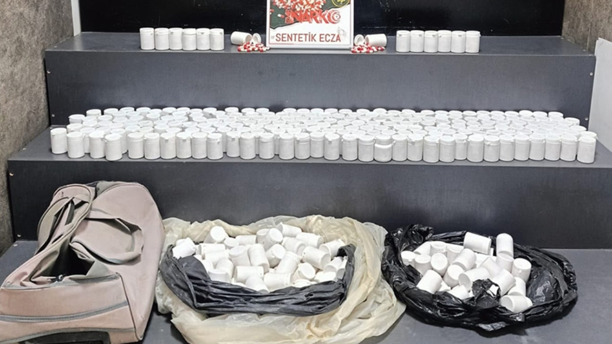 İzmir'de toprağa gömülü 17 bin 528 uyuşturucu hap bulundu