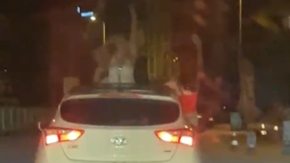 Karabük'te trafikte tehlikeli anlar: Arabadan sarkarak dans ettiler