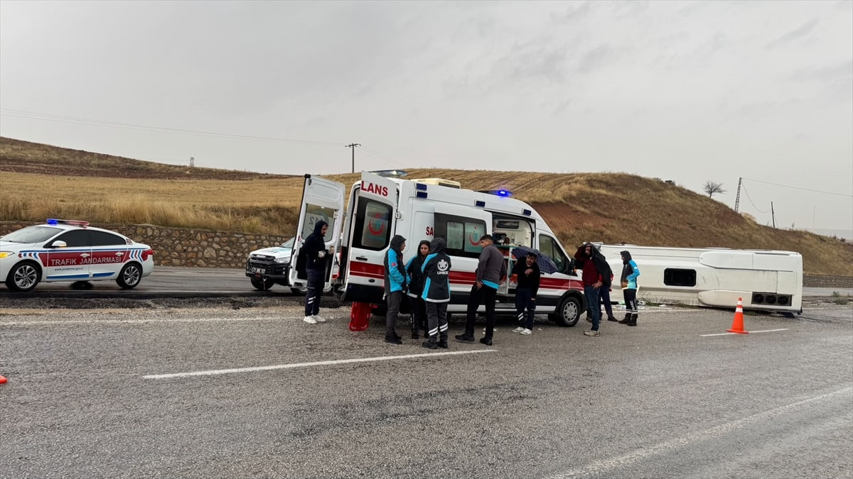 Kırıkkale'de midibüsün devrildiği kazada 14 kişi yaralandı