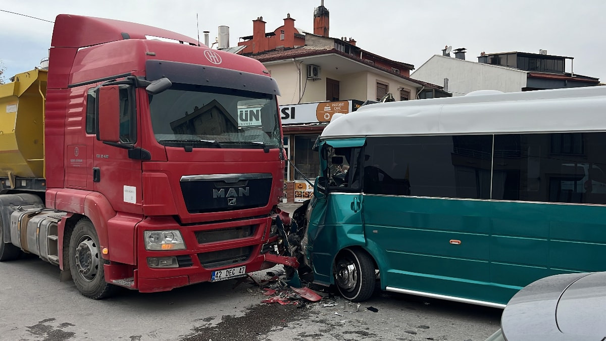 Konya'da hafriyat kamyonu ile minibüs çarpıştı: 10 yaralı