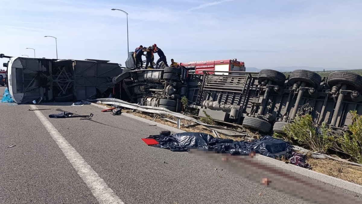 Manisa'da yolcu otobüs ile tır çarpıştı: Çok sayıda meyyit var