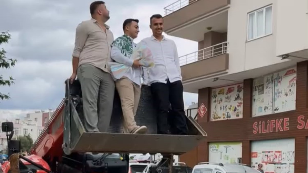 Mersin'de damat, vinç sepetiyle 4. kata çıkarak gelini aldı
