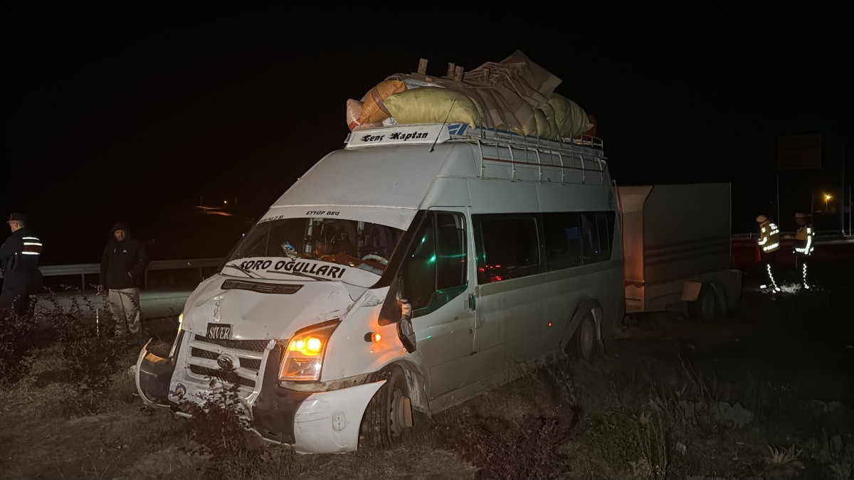 Sivas'ta mevsimlik emekçileri taşıyan minibüsle araba çarpıştı: 2 yaralı